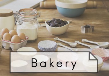 mutfak masasında malzemelerle