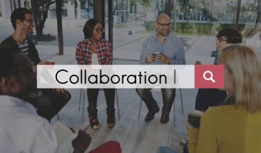 Daire içinde oturan insanların grup 