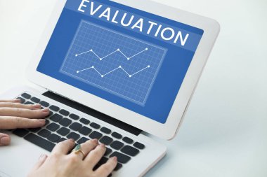 Dizüstü bilgisayarda yazan kadın klavyesi