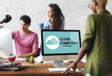 Ofiste çalışan bir grup insan