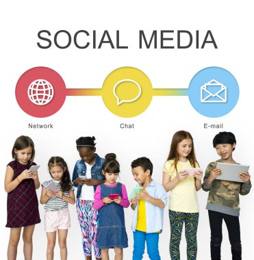 teknoloji cihazlar ile çok ırklı çocuklar