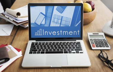 nesneleri ve masa üstünde laptop