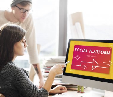 bilgisayar ekranında arayan kişi