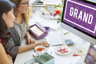 bilgisayar ile masada oturan kadın