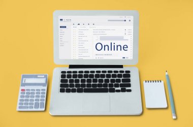 Çalışma alanı ile modern dizüstü