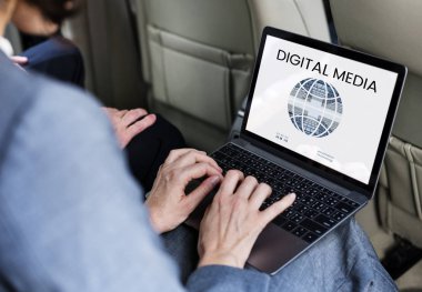 Arabaya dizüstü kullanarak işadamı