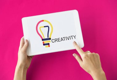 kişi holding dijital tablet