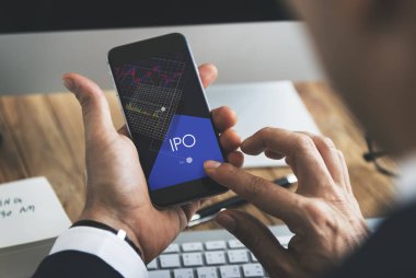 Cep telefonu kullanan iş adamı