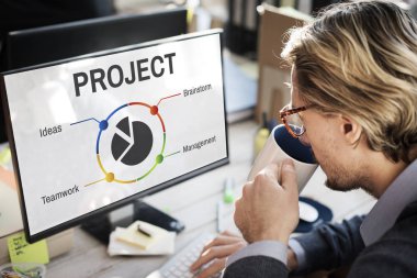 Bilgisayarda çalışan adam  