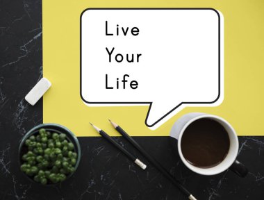 afiş ve kalem masada