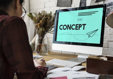 Atölyede çalışan tasarımcı