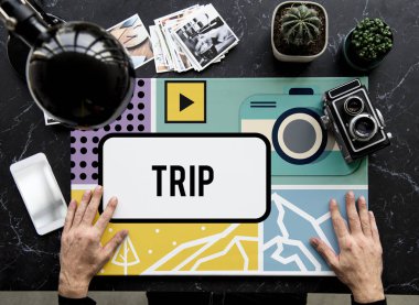 kişi ellerini masanın koy