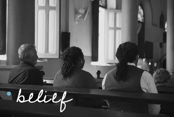 Personnes priant dans l'église — Photo