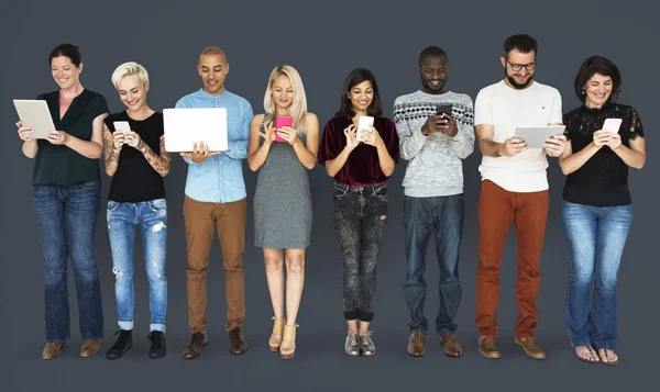 Diversity Menschen mit digitalen Gadgets — Stockfoto