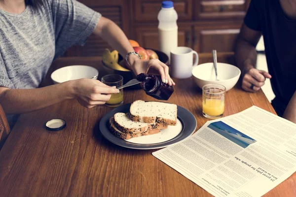 Paar frühstückt — Stockfoto