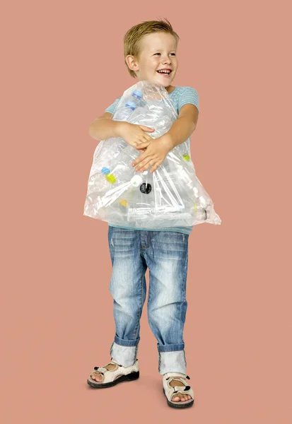 Menino segurando saco de garrafas de plástico — Fotografia de Stock