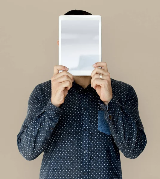 Homem segurando tablet digital — Fotografia de Stock