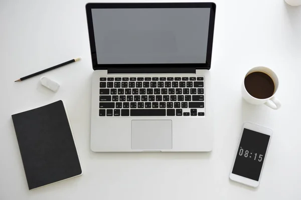 Laptop aberto na mesa — Fotografia de Stock