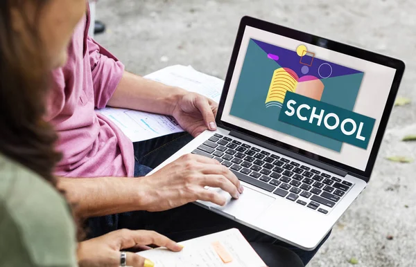 Estudiantes usando el ordenador portátil —  Fotos de Stock