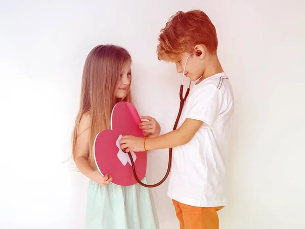Gyerekek, a szív és a sztetoszkóp — Stock Fotó