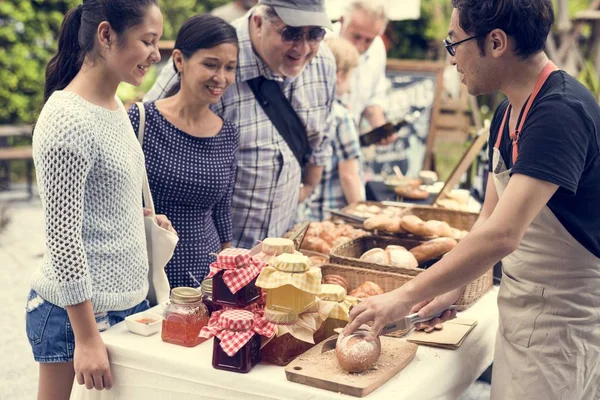istemci ile organik dükkanı sahibi