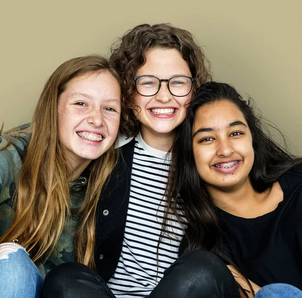 Ung leende kvinnor tillsammans — Stockfoto
