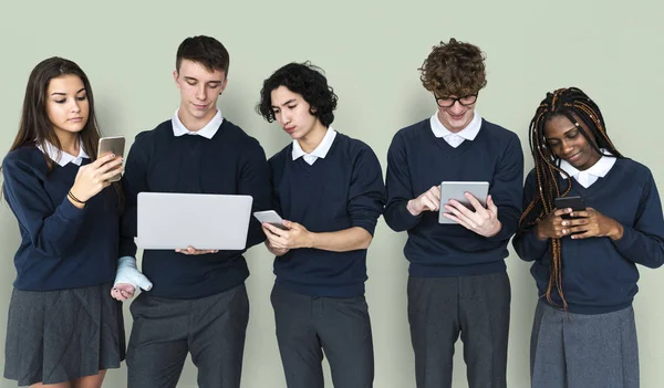 Estudiantes que utilizan dispositivos electrónicos — Foto de Stock