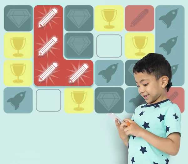 Niño pequeño usando teléfono inteligente —  Fotos de Stock