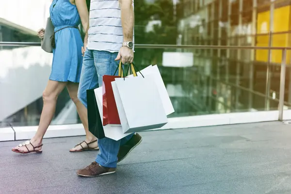 Çift birlikte alışveriş