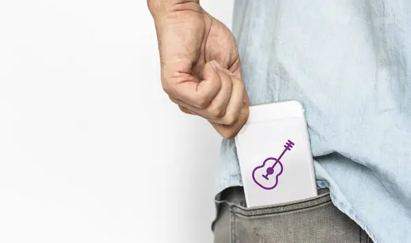 Hombre sacando teléfono inteligente de bolsillo — Foto de Stock