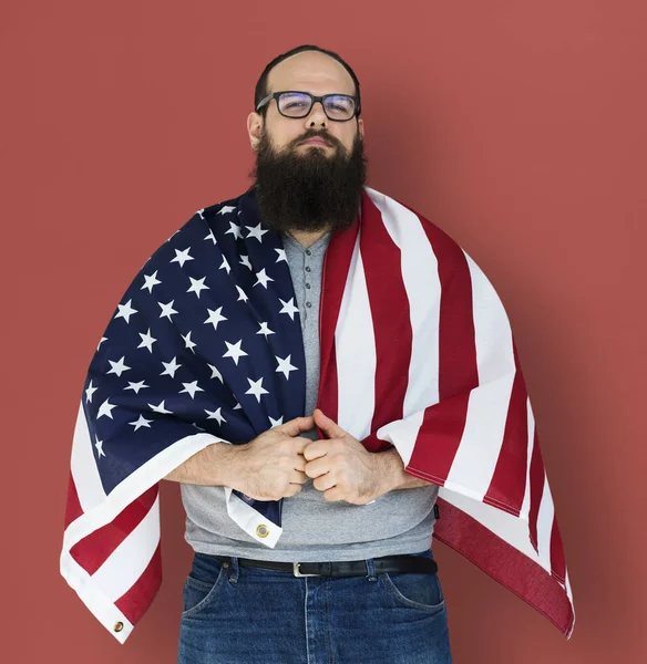 Hombre sosteniendo bandera americana — Foto de Stock