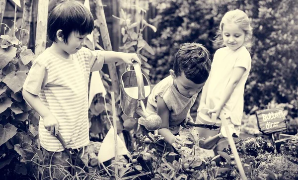 Enfants travaillant dans le jardin — Photo