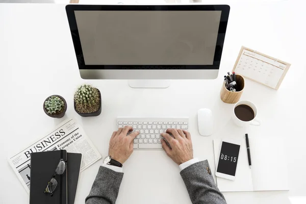 Mãos humanas digitando no teclado do computador — Fotografia de Stock