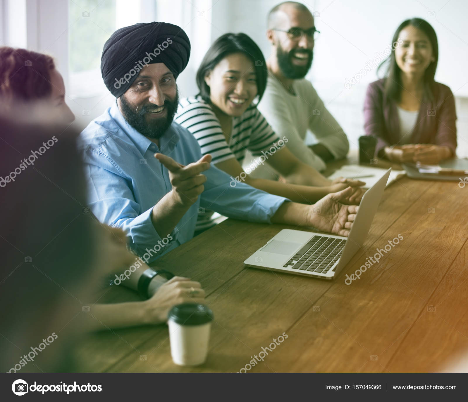 деловая встреча в индии. деловые индусы. студент учитель эволюция. индийцы бизнес. Communication in india.