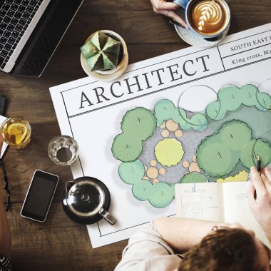 insanlar masada beyin fırtınası