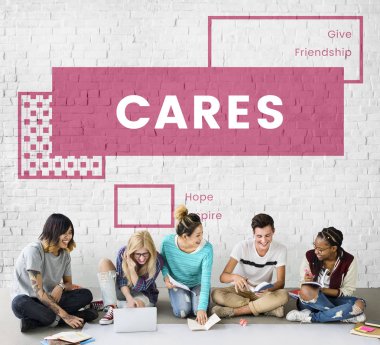 öğrenciler proje üzerinde birlikte çalışma