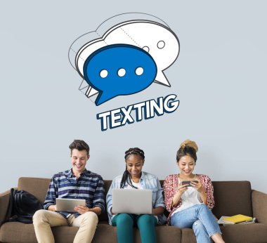 Arkadaşlar dijital cihazlar kullanarak 