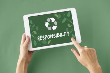 kişi holding dijital tablet