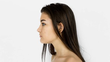 beyaz kadın gömleksiz