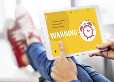 kişi holding dijital tablet