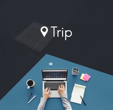 Laptop klavyesinde yazan kişi