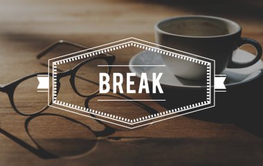 kahve fincanı ve gözlük