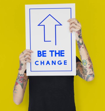 Dövmeli kişi holding afiş.