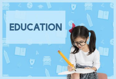 Sevimli küçük kız büyük kalemle yazma