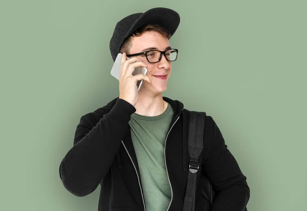 Adolescente cara está em um telefone — Fotografia de Stock