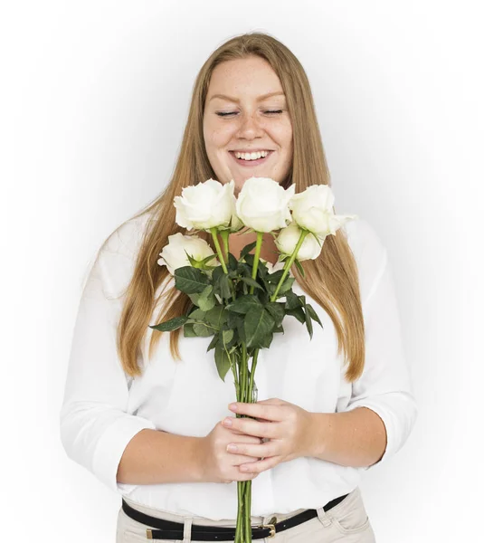 Mujer sosteniendo rosas blancas —  Fotos de Stock
