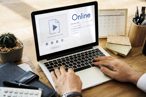 Handen met behulp van laptop aan tafel — Stockfoto