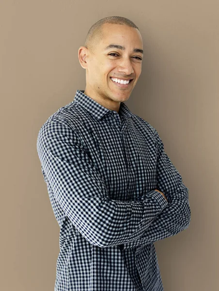 Hombre con camisa sonriendo — Foto de Stock