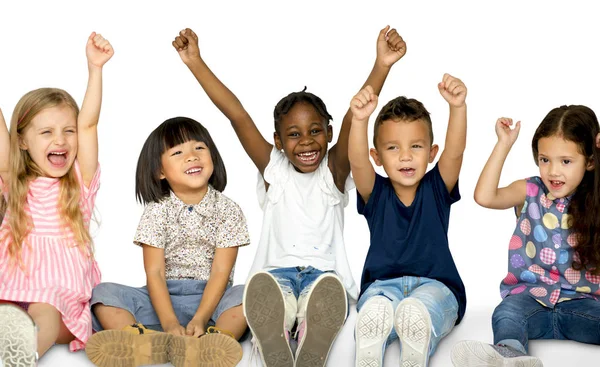 Kinder sitzen zusammen auf dem Boden — Stockfoto