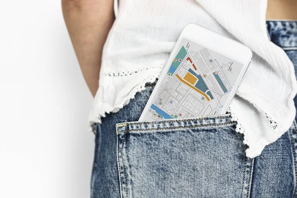 Smartphone i fickan på kvinnliga jeans — Stockfoto